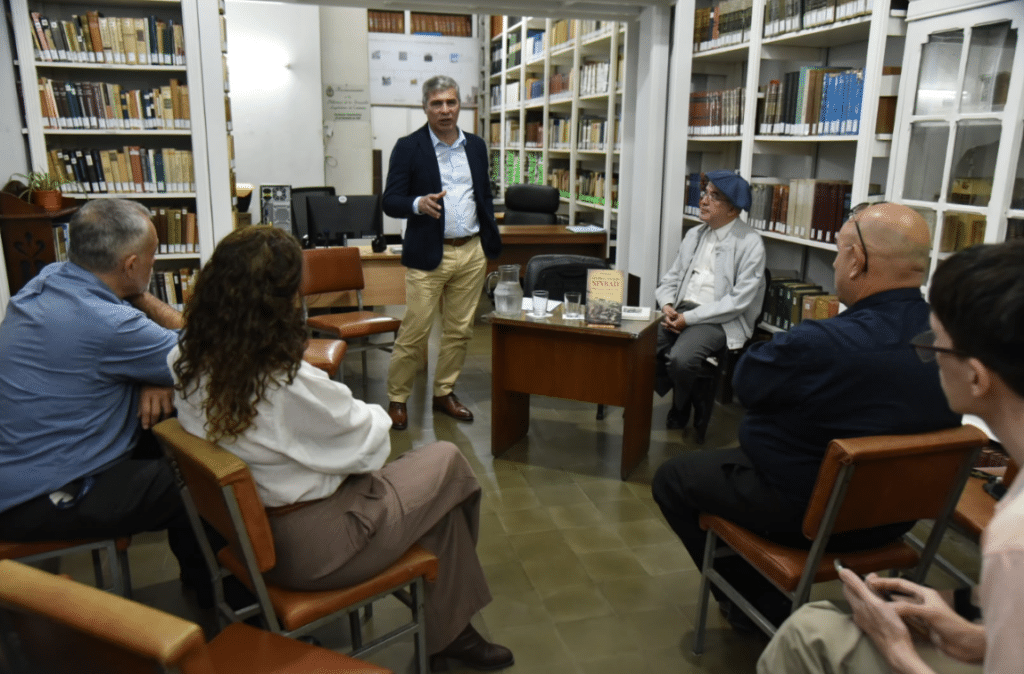 Público en la Biblioteca de la Legislatura